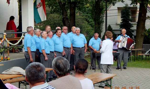 Bajtársi  Dalárda  a Horvátkuti Pinceszeren