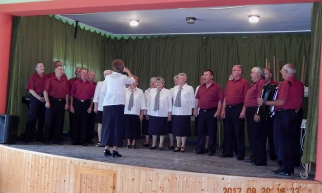 Balatonújlaki Falunapon a  Marcali  Bajtársi Dalárda