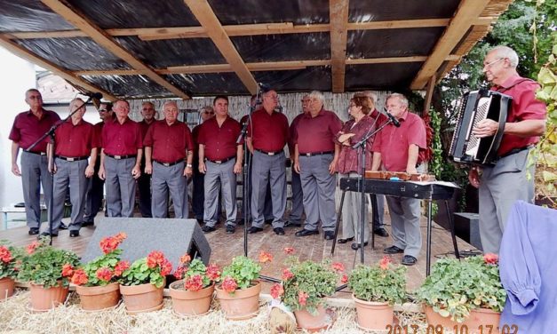 Reziben,  a  Szüreti Mulatságon a  Dalárda