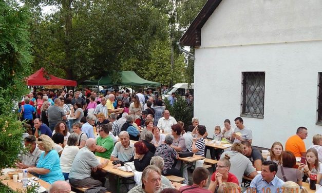 Reziben,  a  Szüreti Mulatságon a  Dalárda