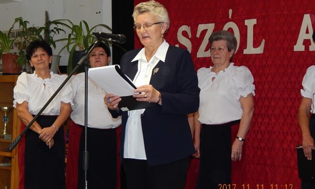 Somogysárdon  a X. Dalos  Találkozón  a Bajtársi  Dalárda