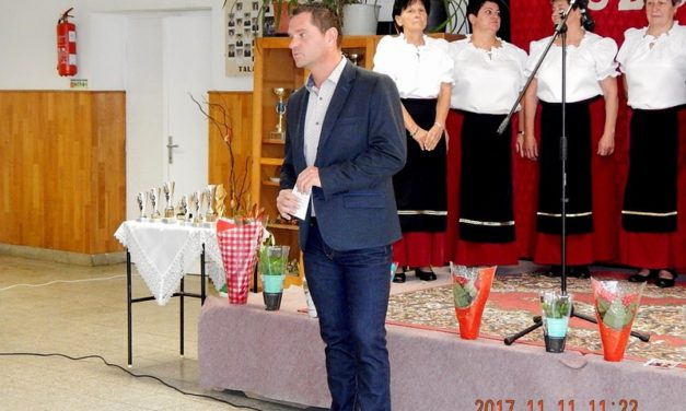 Somogysárdon  a X. Dalos  Találkozón  a Bajtársi  Dalárda