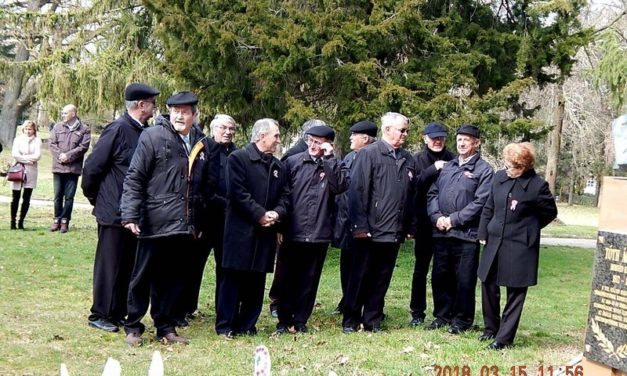 Március  15-én  a  Bajtársi  Dalárda a  Tóth  Ágoston  szobornál