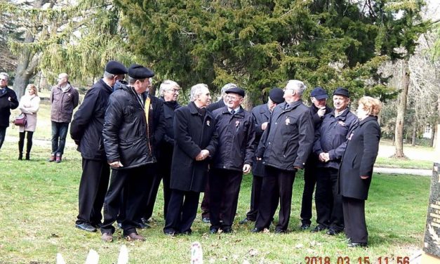Március  15-én  a  Bajtársi  Dalárda a  Tóth  Ágoston  szobornál