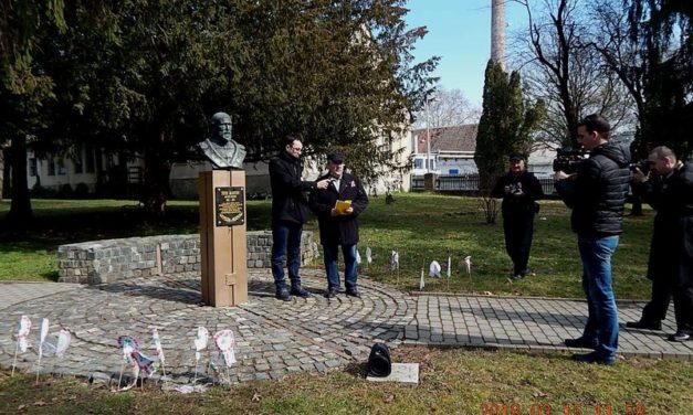 Március  15-én  a  Bajtársi  Dalárda a  Tóth  Ágoston  szobornál