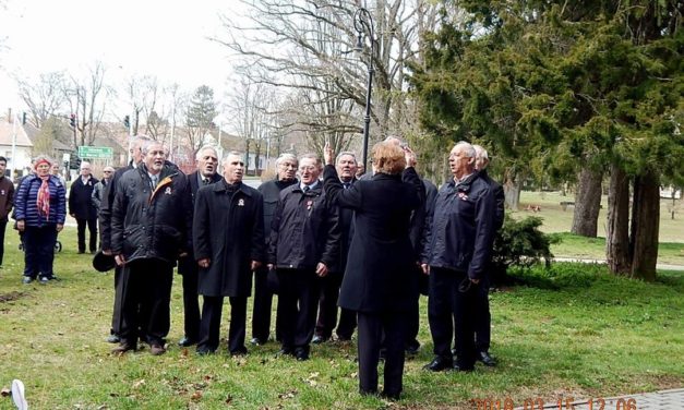 Március  15-én  a  Bajtársi  Dalárda a  Tóth  Ágoston  szobornál