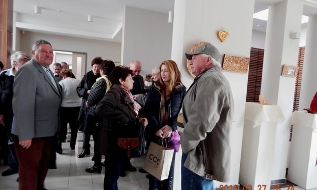 Sándor  Károly  amatőr  fafaragó  kiállítás  megnyitója