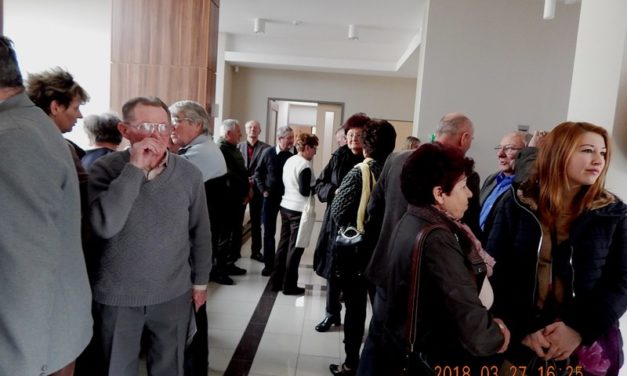 Sándor  Károly  amatőr  fafaragó  kiállítás  megnyitója