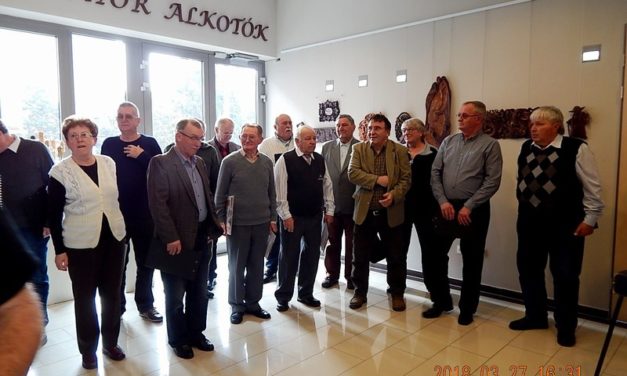 Sándor  Károly  amatőr  fafaragó  kiállítás  megnyitója