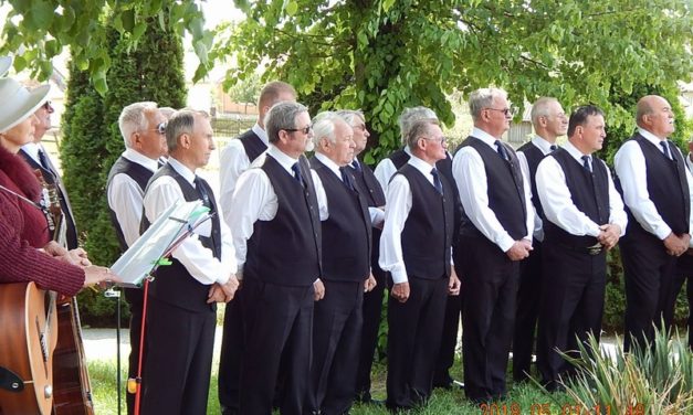 Mesztegnyőn  ünnepelt  a Marcali  Bajtársi  Dalárda