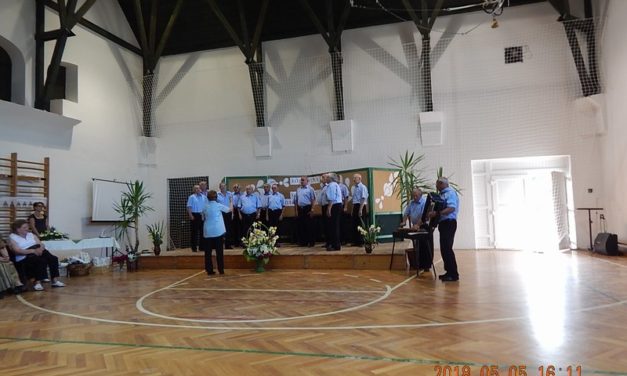 Kőröshegyi   dalos  találkozón  a  Marcali Bajtársi  Dalárda