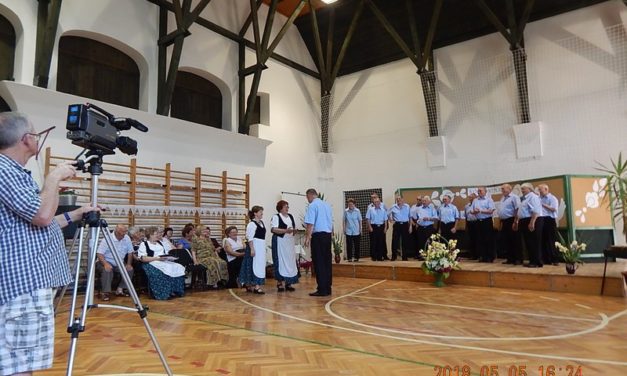 Kőröshegyi   dalos  találkozón  a  Marcali Bajtársi  Dalárda