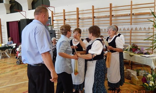 Kőröshegyi   dalos  találkozón  a  Marcali Bajtársi  Dalárda