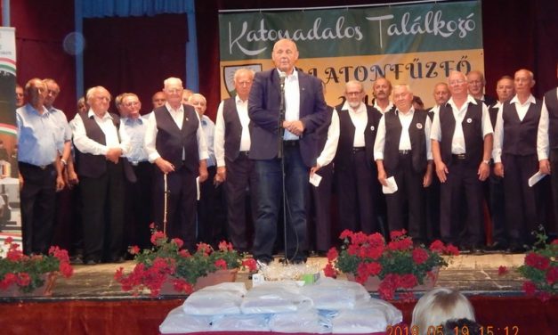 Balatonfűzfőn,  katonadalos  találkozón  a  Marcali  Bajtársi  Dalárda