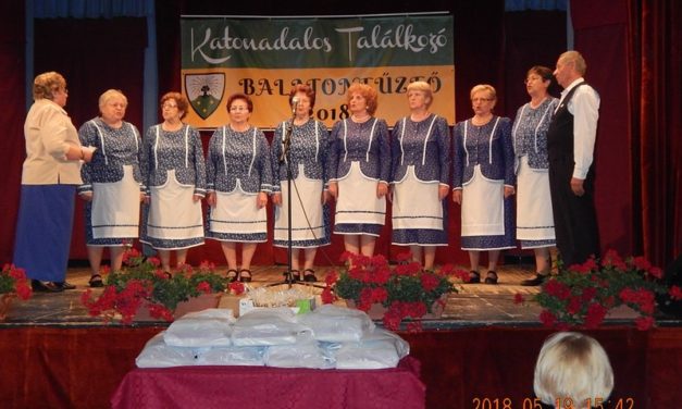 Balatonfűzfőn,  katonadalos  találkozón  a  Marcali  Bajtársi  Dalárda