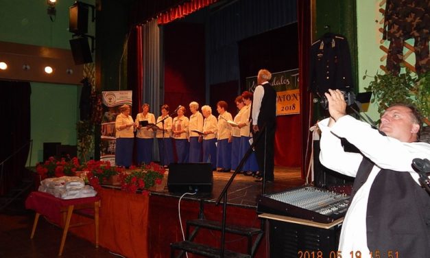 Balatonfűzfőn,  katonadalos  találkozón  a  Marcali  Bajtársi  Dalárda