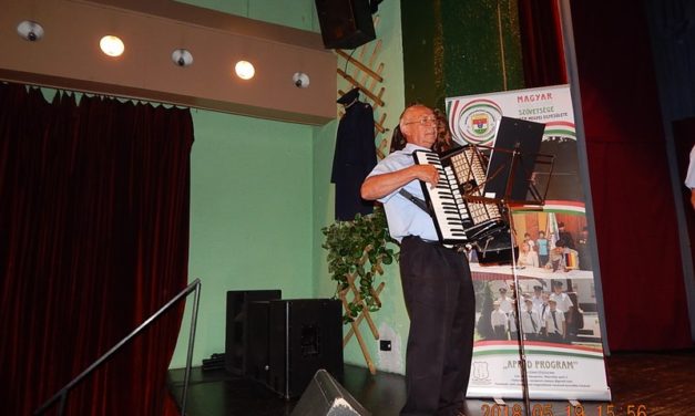Balatonfűzfőn,  katonadalos  találkozón  a  Marcali  Bajtársi  Dalárda