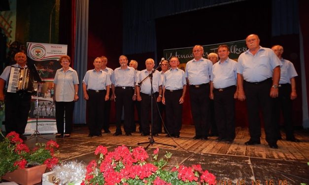 Balatonfűzfőn,  katonadalos  találkozón  a  Marcali  Bajtársi  Dalárda