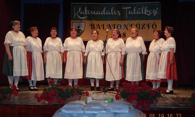 Balatonfűzfőn,  katonadalos  találkozón  a  Marcali  Bajtársi  Dalárda