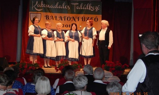 Balatonfűzfőn,  katonadalos  találkozón  a  Marcali  Bajtársi  Dalárda