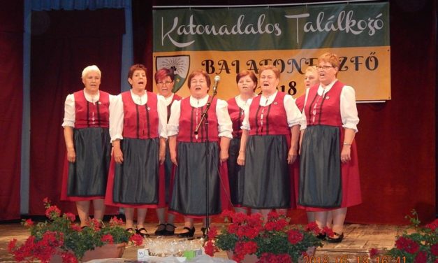 Balatonfűzfőn,  katonadalos  találkozón  a  Marcali  Bajtársi  Dalárda