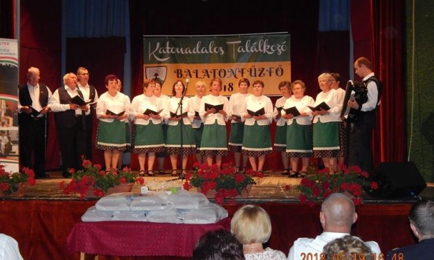 Balatonfűzfőn,  katonadalos  találkozón  a  Marcali  Bajtársi  Dalárda