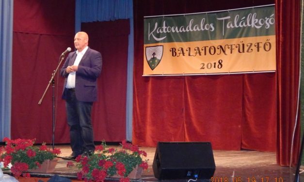 Balatonfűzfőn,  katonadalos  találkozón  a  Marcali  Bajtársi  Dalárda