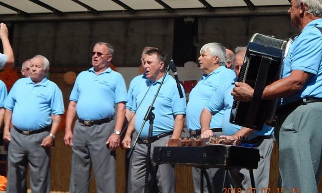 Gombai  Forgatagon a  Bajtársi  Dalárda