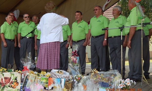 Somogysimonyiban  a  Bajtársi  Dalárda