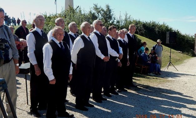 Pákozdon,  a  Nemzeti  Emlékhelyen a  Dalárda