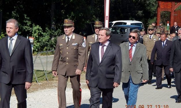 Pákozdon,  a  Nemzeti  Emlékhelyen a  Dalárda