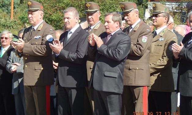 Pákozdon,  a  Nemzeti  Emlékhelyen a  Dalárda