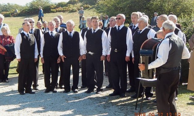 Pákozdon,  a  Nemzeti  Emlékhelyen a  Dalárda