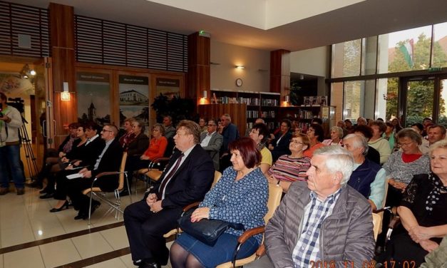 KIállítás megnyitón  a  Dalárda