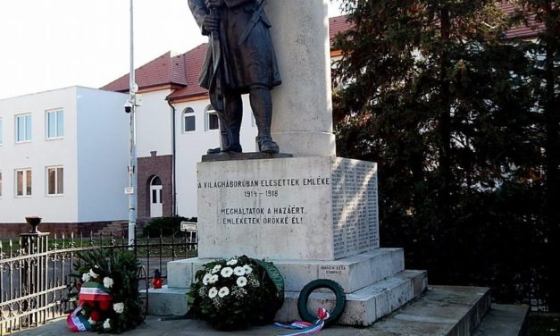 Megemlékezés  a  Hősök  terén