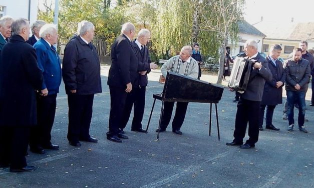 Megemlékezés  a  Hősök  terén