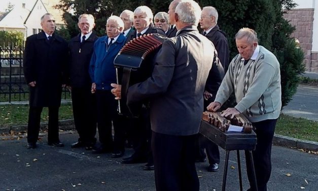 Megemlékezés  a  Hősök  terén