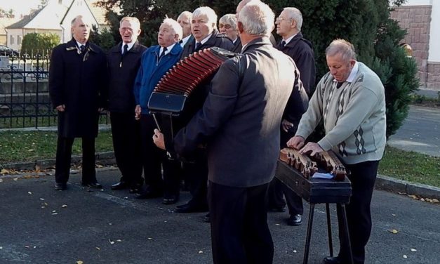 Megemlékezés  a  Hősök  terén