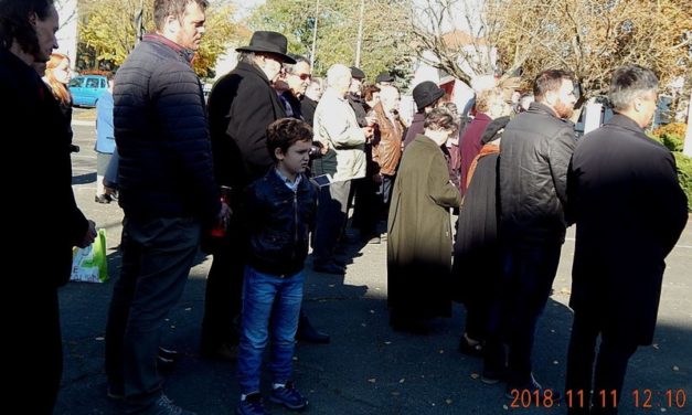 Megemlékezés  a  Hősök  terén
