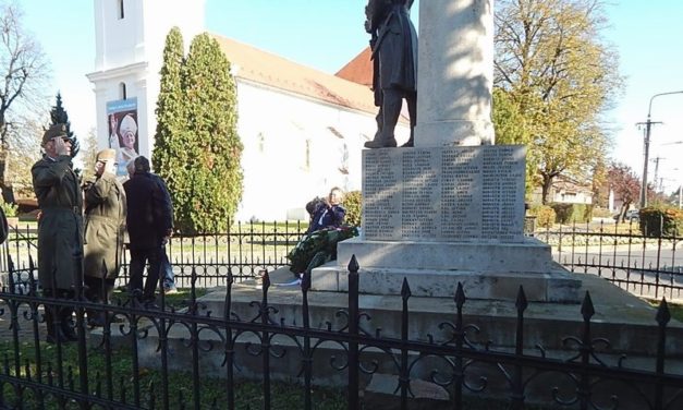 Megemlékezés  a  Hősök  terén