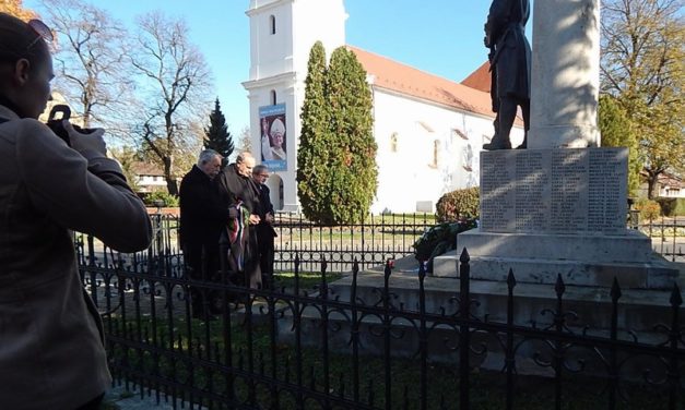 Megemlékezés  a  Hősök  terén