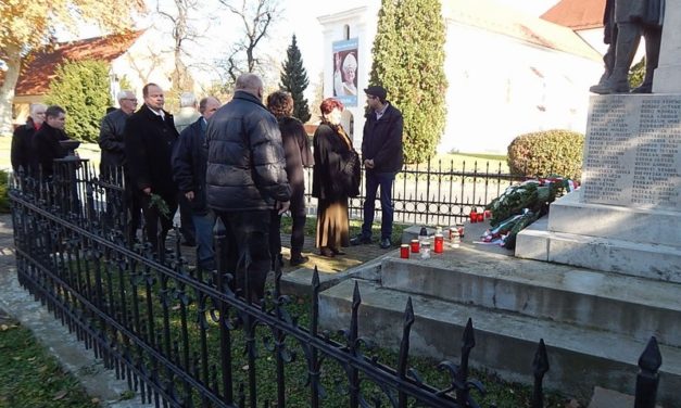 Megemlékezés  a  Hősök  terén