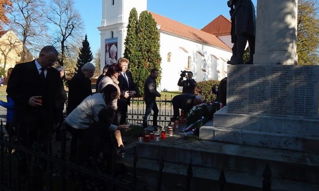 Megemlékezés  a  Hősök  terén