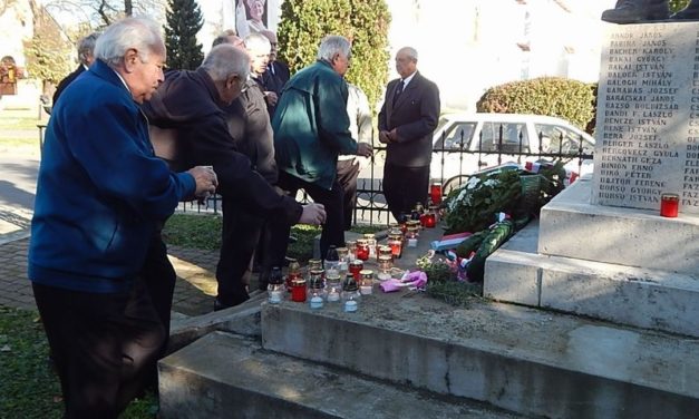 Megemlékezés  a  Hősök  terén