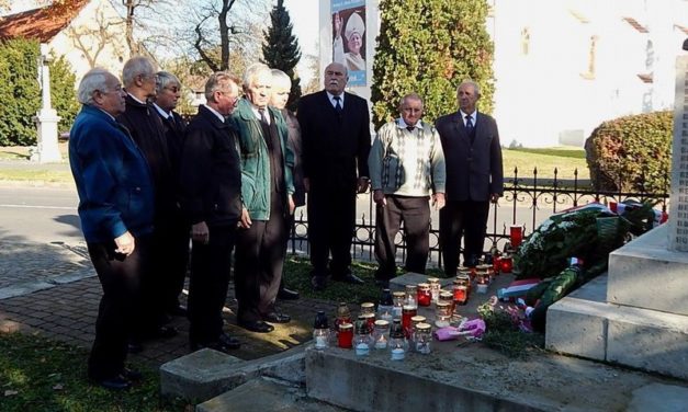 Megemlékezés  a  Hősök  terén