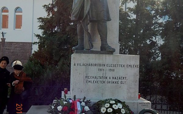Megemlékezés  a  Hősök  terén